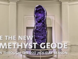 Ein großes Amethyst-Geode in einer Ausstellungshalle mit einem Werbebanner für die neue Attraktion während der Feiertage 2017.