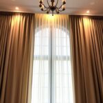Einrichtungstipp: Hänge Vorhänge höher als das Fenster für mehr Raumhöhe