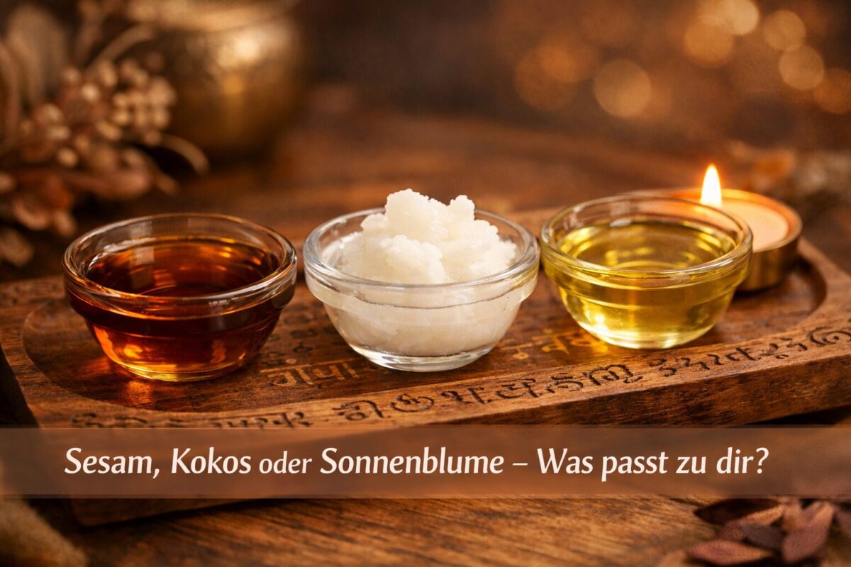 Querformat () Detailaufnahme von drei kleinen Glasschälchen mit verschiedenen Ölen – Sesam (dunkelgolden), Kokosöl
