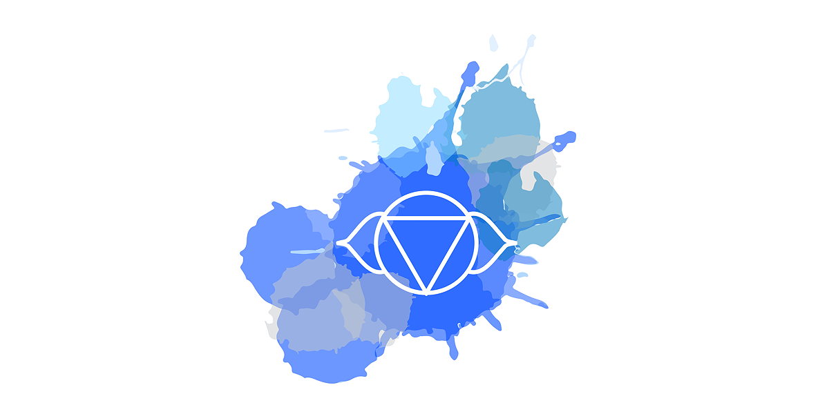 Auf dem Bild ist ein abstraktes blaues Aquarellklecks-Muster mit einem weißen geometrischen Symbol in der Mitte.