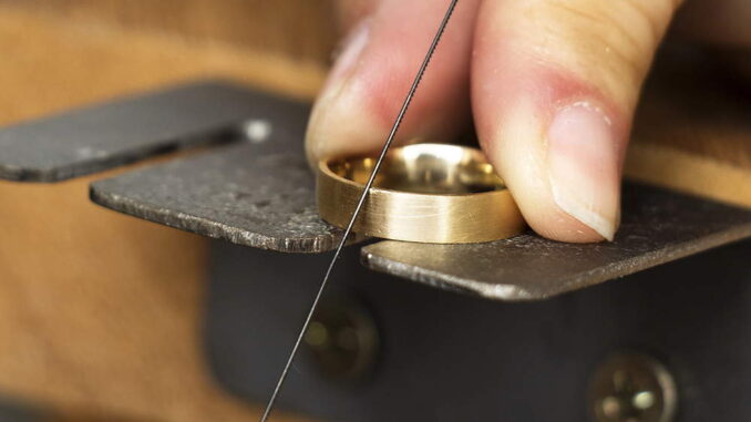 Goldschmied bei der filigranen Handarbeit an einem Schmuckstück