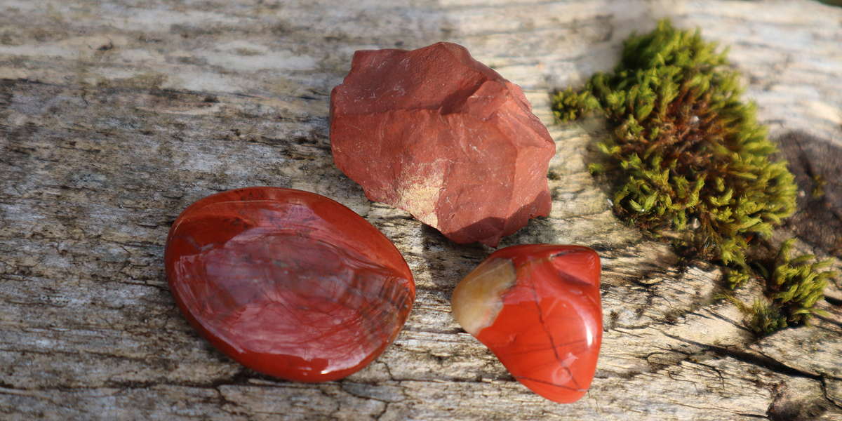 Der rote Jaspis - als Rohstein und in geschliffener Form