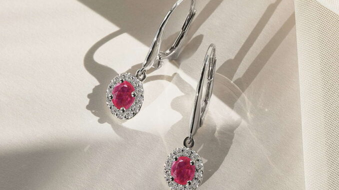 Rubinohrringe als Schmuck zur Stärkung des Herzchakras