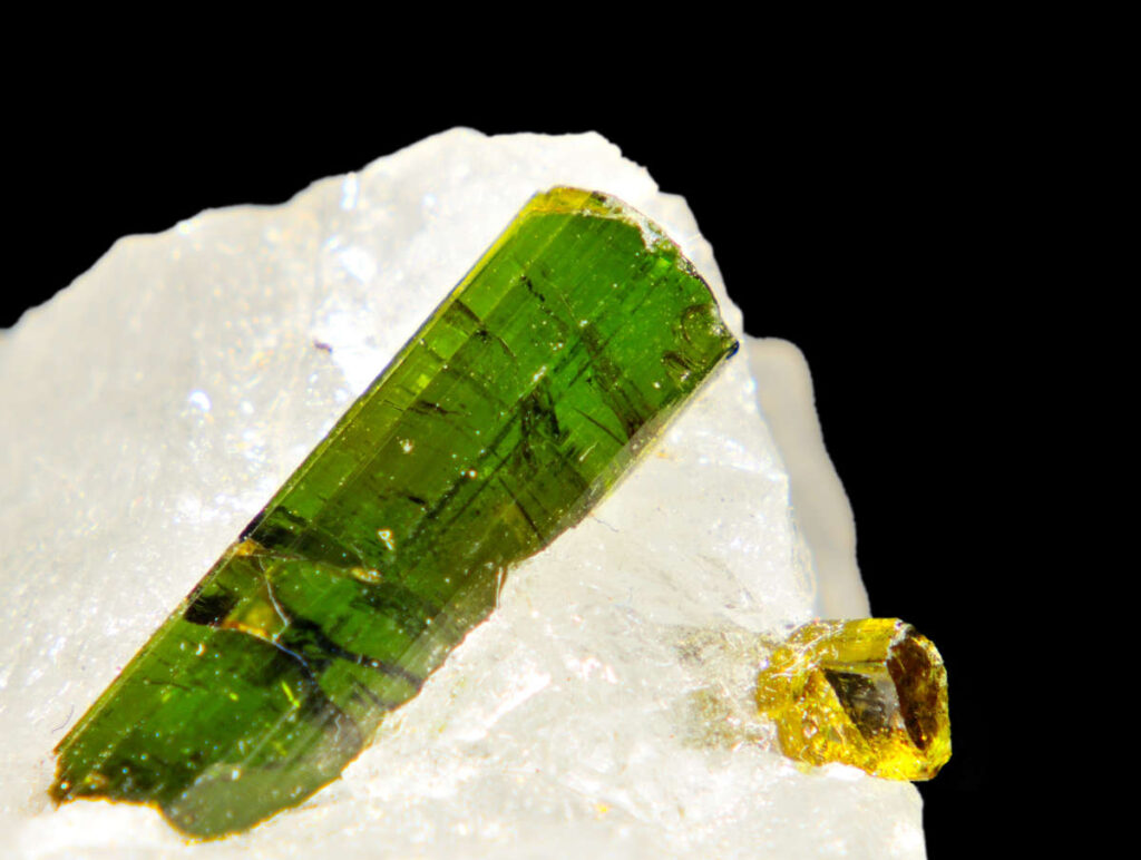 Grüne und gelbe Turmalinkristalle