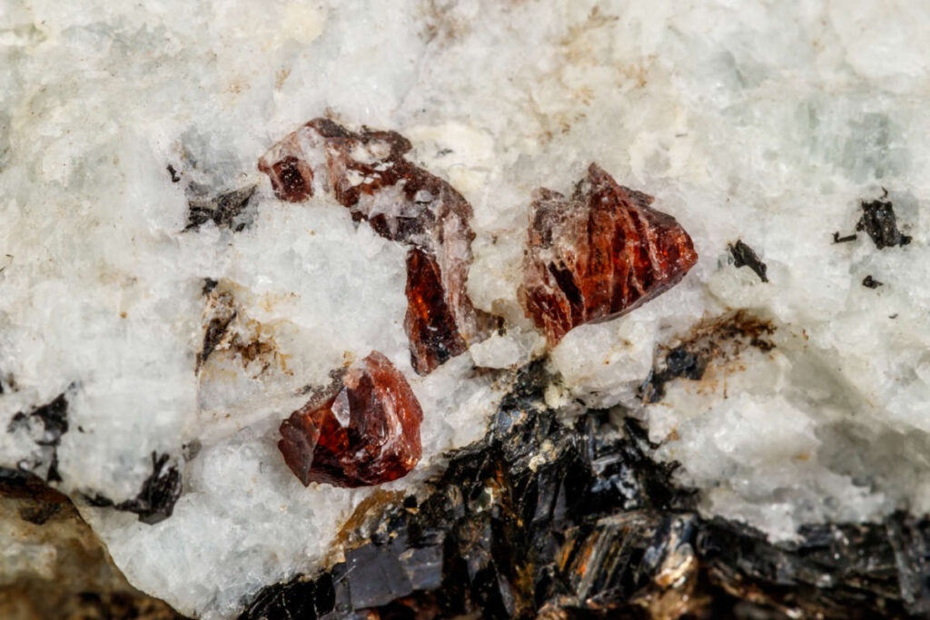 Makro-Zirkon-Mineralstein auf schwarzem Hintergrund in Nahaufnahme